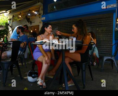 Israelische Frauen, die sich in einem Café im Zentrum von Tel-Aviv, Israel, treffen. Stockfoto