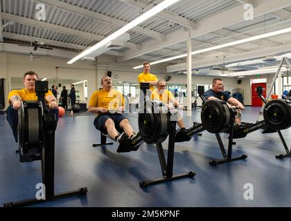 SILVERDALE, Washington (23. März 2022) – Matrosen, die der Trident Refit Facility, Bangor (TRFB), zugewiesen sind, nehmen an einer körperlichen Schulung der Kommandanten Teil, um sich auf den bevorstehenden physischen Bereitschaftstest (Physical Readiness Test, PRT) vorzubereiten. Das TRFB unterstützt die nationale strategische Abschreckungsmission, bei der strategische U-Boote für ballistische Raketen während der Umrüstung repariert, schrittweise überholt und modernisiert werden. Stockfoto