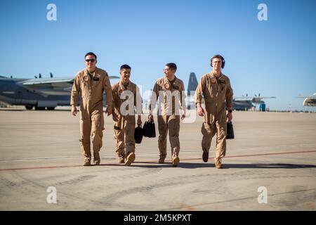 EIN US-AMERIKANISCHER Marine mit Marine Aerial Tanker Transport Squadron 352, Marine Aircraft Group 11, 3. Marine Aircraft Wing (MAW), bereiten Sie sich auf die Abfahrt der Marine Corps Air Stations Miramar, Kalifornien für einen Einsatz im Ausland vor, 23. März 2022. Als Amerikas "Macht in Bereitschaft" müssen Marines bereit bleiben, wenn andere es nicht sind. 3. die Kampfkraft von MAW umfasst Hunderte Kampfflugzeuge, die jeweils von Tausenden von professionellen Kriegern betrieben und gewartet werden, die kritisch denken und entschlossen handeln können. Stockfoto