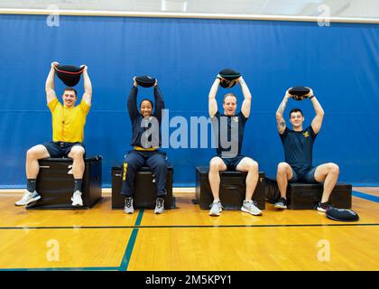 SILVERDALE, Washington (23. März 2022) – Trident Refit Facility, Bangor's (TRFB) Command Fitness Leaders (von links nach rechts), Machinist's Mate (Nuclear) 1. Class Taylor Hough, Electronics Technician, Submarine, Navigation 1. Class Ashley Collazo, Elektriker-Mate (Nukleartechnik) 1. Klasse Ethan Sherman und Machinist-Mate (Nukleartechnik) 1. Klasse Christopher Williams posieren für ein Foto, nachdem sie eine Kommando-Fitnesssitzung geleitet haben. Das TRFB unterstützt die nationale strategische Abschreckungsmission, bei der strategische U-Boote für ballistische Raketen während der Umrüstung repariert, schrittweise überholt und modernisiert werden. Stockfoto