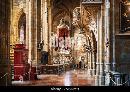 Grab des Heiligen Johannes von Nepomuk in St. Veitsdom im Inneren der Prager Burg - Prag, Tschechische Republik Stockfoto