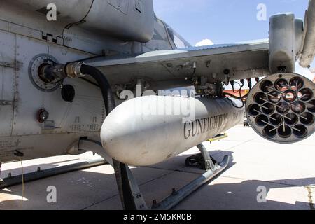 Ein Hubschrauber des US Marine Corps AH-1Z Viper mit Marine Medium Tiltrotor Squadron 265 (rein.), 31. Marine Expeditionary Unit (MEU), wird während des Flugbetriebs am Saipan International Airport, Saipan, 23. März 2022, betankt. Übung Noble Arashi ist Teil der Noble-Reihe von Übungen von 31. von MEU, die verwendet werden, um die Familie der Marinekonzepte zu validieren oder ungültig zu machen, Techniken und Verfahren für den Einsatz von MEU-Aktiva zur Unterstützung der Verweigerung der See und des Flottenmanövers zu entwickeln und zukünftige Force-Design- und Experimentierbemühungen zu informieren. Die 31. MEU ist auf Schiffen der America Expediti unterwegs Stockfoto