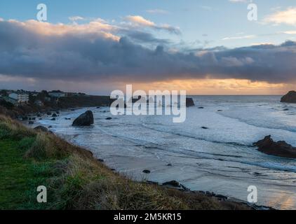Ferienhäuser mit Blick auf Bandon Beach an der Küste von Oregon. Stockfoto