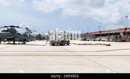 US-Marines mit Marine Medium Tiltrotor Squadron 265 (rein.), 31. Marine Expeditionary Unit (MEU), lassen ihre Flugzeuge während des Flugbetriebs am Saipan International Airport, Saipan, 23. März 2022, betanken. Übung Noble Arashi ist Teil der Noble-Reihe von Übungen von 31. von MEU, die verwendet werden, um die Familie der Marinekonzepte zu validieren oder ungültig zu machen, Techniken und Verfahren für den Einsatz von MEU-Aktiva zur Unterstützung der Verweigerung der See und des Flottenmanövers zu entwickeln und zukünftige Force-Design- und Experimentierbemühungen zu informieren. Die 31. MEU ist an Bord von Schiffen des America Expeditionary Strike unterwegs Stockfoto