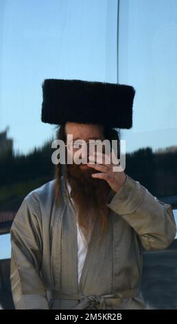 Ein hasidischer jüdischer Mann, der einen Shtreimel ( traditioneller Fellhut ) in Mea Shearim in Jerusalem trägt. Stockfoto