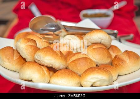 Große Gruppe gebackener Brote auf einem Teller. Stockfoto