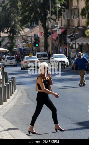 Eine stilvolle israelische Frau überquert die King George V Street in West-Jerusalem, Israel. Stockfoto