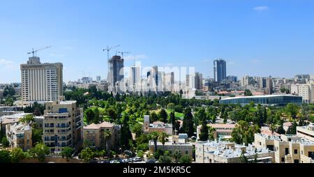 Jerusalem, Sommer 2022. Wechselnde Skyline des Stadtzentrums. Moderne Hochhäuser ersetzen alte Gebäude. Stockfoto