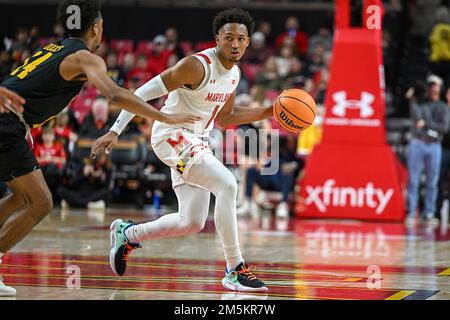 College Park, MD, USA. 29. Dezember 2022. Maryland Terrapins Guard Jahmir Young (1) dribbelt den Ball während des NCAA-Basketballspiels zwischen den UMBC Retrievers und den Maryland Terrapins im Xfinity Center in College Park, MD. Reggie Hildred/CSM/Alamy Live News Stockfoto