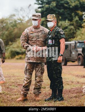 USA General Charles Flynn, Commander, USA Army Pacific (links) und Royal Thai Army General Narongpan Jitkaewthae, Oberbefehlshaber der RTA (rechts), geben Sie sich bei der Abschlusszeremonie von Hanuman Guardian 2022 in Lopburi, Königreich Thailand, am 24. März 2022 die Hand. Das HG 22 bietet den Vereinigten Staaten und der RTA die Möglichkeit, die Interoperabilität zu verbessern und die Partnerkapazitäten bei der Planung und Durchführung komplexer und realistischer Operationen der multinationalen Truppe und der kombinierten Task Force zu erhöhen. Stockfoto