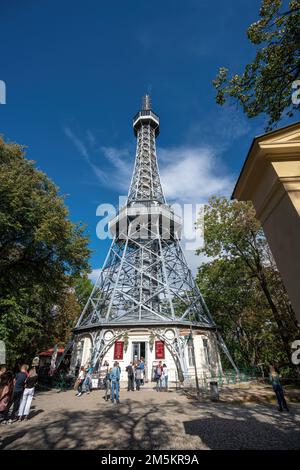 Petrin Aussichtsturm auf dem Petrin-Hügel - Prag, Tschechische Republik Stockfoto