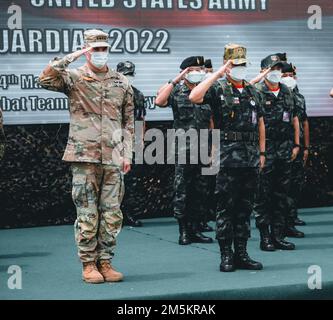 USA General Charles Flynn, Commander, USA Army Pacific (links) und Royal Thai Army General Narongpan Jitkaewthae, Oberbefehlshaber der RTA (rechts), Salut bei der Abschlusszeremonie von Hanuman Guardian 2022 in Lopburi, Königreich Thailand, 24. März 2022. Das HG 22 bietet den Vereinigten Staaten und der RTA die Möglichkeit, die Interoperabilität zu verbessern und die Partnerkapazitäten bei der Planung und Durchführung komplexer und realistischer Operationen der multinationalen Truppe und der kombinierten Task Force zu erhöhen. Stockfoto