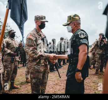 USA Army 1., Sergeant Joshua Gardner, hochrangiger Berater, Braves Kompanie, 4. Bataillon, 23. Infanterie-Regiment, 2. Brigaden-Kampfteam, 2. Infanteriedivision (links) und Royal Thai Army General Narongpan Jitkaewthae, Oberbefehlshaber der RTA (rechts), schütteln Sie sich bei der Abschlusszeremonie von Hanuman Guardian 2022 in Lopburi, Königreich Thailand, 24. März 2022 die Hand. Das HG 22 bietet den Vereinigten Staaten und der RTA die Möglichkeit, die Interoperabilität zu verbessern und die Partnerkapazitäten bei der Planung und Durchführung komplexer und realistischer Operationen der multinationalen Truppe und der kombinierten Task Force zu erhöhen. Stockfoto