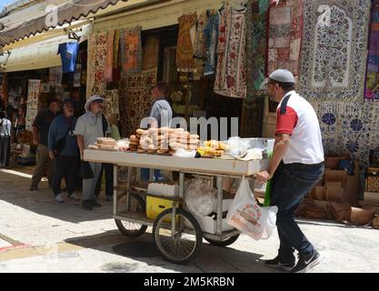 Ka'ek Brot verkauft von einem mobilen Anbieter in der Altstadt von Jerusalem. Stockfoto