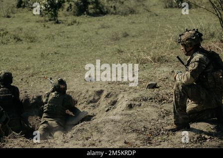 USA Army 1. LT. Jamal Husien von Kompanie D, 2. Bataillon, 27. Infanterie-Regiment, 3. Brigaden-Kampfteam, 25. Infanterie-Division, beobachtet eine Gruppe philippinischer Soldaten, die dem 1. Brigaden-Kampfteam zugeteilt sind, Auf ihre Ziele während einer kombinierten Feuerübung zur Unterstützung von Salaknib auf dem Luftwaffenstützpunkt Oberst Ernesto Rabina auf den Philippinen, 23. März 2022. Fast 1.100 US-Dollar Soldaten der pazifischen Armee beteiligen sich in Salaknib zusammen mit ihren philippinischen Pendants an der Verbesserung der Interoperabilität und der Stärkung unserer Partnerschaft im gesamten indo-pazifischen Raum. (USA Militärfoto von SPC J Stockfoto