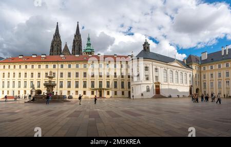 2. Innenhof der Prager Burg mit Kapelle des Heiligen Kreuzes und Kohls-Brunnen - Prag, Tschechische Republik Stockfoto