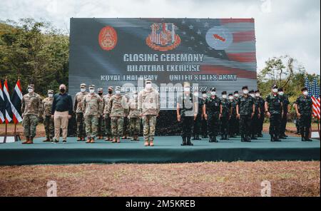 USA General Charles Flynn, Commander, USA Army Pacific (links) und Royal Thai Army General Narongpan Jitkaewthae, Oberbefehlshaber der RTA (rechts), stehen bei der Abschlusszeremonie von Hanuman Guardian 2022 in Lopburi, Königreich Thailand, am 24. März 2022 bei ihren Mitarbeitern. Das HG 22 bietet den Vereinigten Staaten und der RTA die Möglichkeit, die Interoperabilität zu verbessern und die Partnerkapazitäten bei der Planung und Durchführung komplexer und realistischer Operationen der multinationalen Truppe und der kombinierten Task Force zu erhöhen. Stockfoto