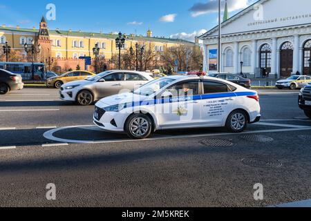 Moskau, Russland, 14. November 2022: Ein Polizeiwagen, der auf der Straße geparkt ist, ohne besondere Verkehrslinie im Zentrum von Moskau neben dem Kreml Stockfoto