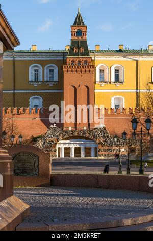 Moskau, Russland, 14. November 2022: Blick auf den Srednyaya Arsenal'naya Turm und Ruinen Grotte Stockfoto