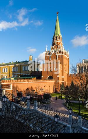 Moskau, Russland, November 14,2022: Der Troitskaya-Turm ist ein Turm mit einer Durchgangsstelle in der Mitte der Nordwestmauer des Moskauer Kremls, Stockfoto