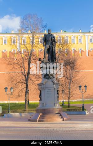 Moskau, Russland, 14. November 2022: Denkmal für Kaiser Alexander I. im Alexander Garden Park in Moskau Stockfoto