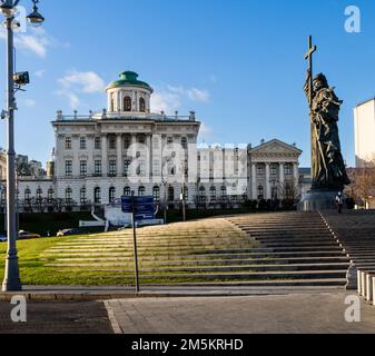 Moskau, Russland, 14. November 2022: Neoklassizistisches Herrenhaus das Paschkow-Haus steht auf einem Hügel mit Blick auf die westliche Mauer des Moskauer Kremls und der Gr Stockfoto