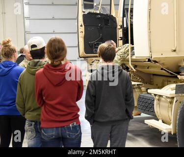 Soldaten der Nationalgarde Michigan stellen während einer Veranstaltung „Meet the Guard“ ein Militärfahrzeug zur Verfügung, Jackson Readiness Center, Jackson, Michigan, 23. März, 2022. Die Armeekammer der Michigan Army National Guard öffnete der Gemeinde ihre Türen, um einige ihrer Fähigkeiten zu demonstrieren und die Öffentlichkeit über die Michigan National Guard aufzuklären. Stockfoto