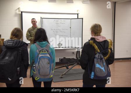 Ein Soldat der Nationalgarde von Michigan beantwortet Fragen über das Maschinengewehr Kaliber m2 .50 bei einem Treffen mit der Garde, Jackson Readiness Center, Jackson, Michigan, 23. März, 2022. Die Armeekammer der Michigan Army National Guard öffnete der Gemeinde ihre Türen, um einige ihrer Fähigkeiten zu demonstrieren und die Öffentlichkeit über die Michigan National Guard aufzuklären. Stockfoto