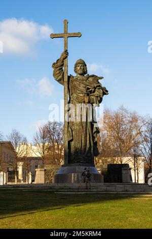 Moskau, Russland, 14. November 2022: Ein 17,5 Meter hohes Monument für Wladimir den Großen, gelegen auf dem Borovitskaya-Platz im Zentrum von Moskau. Stockfoto