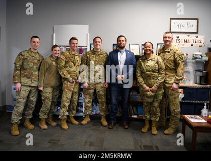 Der mit der Ehrenmedaille ausgezeichnete Master Chief Petty Officer Edward Byers, Jr. verbrachte den Nachmittag auf der Barnes Air National Guard Base, Massacusetts, 23. März 2022. Byers sprach mit 104. Kampfflugzeugen und der Army Aviation Support Facility Nr. 2 Soldaten über seine Erfahrungen und beantwortete ihre Fragen zur Führung. Byers war Chefspezialsprecher der US Navy und erhielt die Ehrenmedaille für seine Handlungen, die über den Aufruf zur Pflicht bei einer Mission in Afghanistan im Jahr 2012 hinausgehen. (US Air National Guard Fotos von Master Sgt. Lindsey S. Watson) Stockfoto