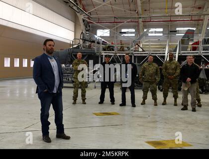 Der mit der Ehrenmedaille ausgezeichnete Master Chief Petty Officer Edward Byers, Jr. verbrachte den Nachmittag auf der Barnes Air National Guard Base, Massacusetts, 23. März 2022. Byers sprach mit 104. Kampfflugzeugen und der Army Aviation Support Facility Nr. 2 Soldaten über seine Erfahrungen und beantwortete ihre Fragen zur Führung. Byers war Chefspezialsprecher der US Navy und erhielt die Ehrenmedaille für seine Handlungen, die über den Aufruf zur Pflicht bei einer Mission in Afghanistan im Jahr 2012 hinausgehen. (US Air National Guard Fotos von Master Sgt. Lindsey S. Watson) Stockfoto