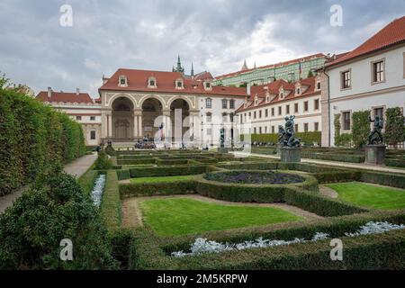 Senatsgebäude und Wallenstein-Garten im Wallenstein-Palast - Prag, Tschechische Republik Stockfoto