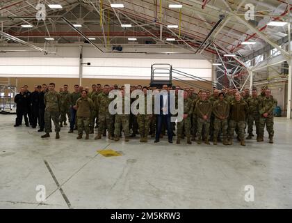 Der mit der Ehrenmedaille ausgezeichnete Master Chief Petty Officer Edward Byers, Jr. verbrachte den Nachmittag auf der Barnes Air National Guard Base, Massacusetts, 23. März 2022. Byers sprach mit 104. Kampfflugzeugen und der Army Aviation Support Facility Nr. 2 Soldaten über seine Erfahrungen und beantwortete ihre Fragen zur Führung. Byers war Chefspezialsprecher der US Navy und erhielt die Ehrenmedaille für seine Handlungen, die über den Aufruf zur Pflicht bei einer Mission in Afghanistan im Jahr 2012 hinausgehen. (US Air National Guard Fotos von Master Sgt. Lindsey S. Watson) Stockfoto