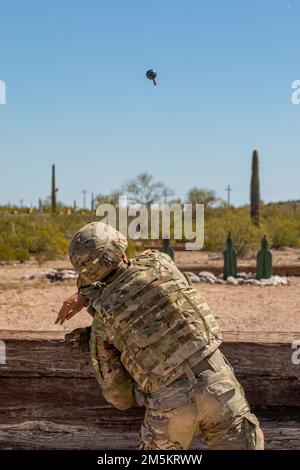 USA Army 2. LT. Jose Aguilar von der 996. Area Support Medical Company wirft eine M69-ml-Handgranate während der Granatenherausforderung im Florenzer Militärreservat in Florenz, Arizona, 23. März 2022. Soldaten, die an diesem Event teilnehmen, haben die einzigartige Gelegenheit, ihr gesamtes Fachwissen zurück in ihre Heimateinheiten zu bringen und so die Bereitschaft der Arizona National Guard insgesamt zu verbessern Stockfoto