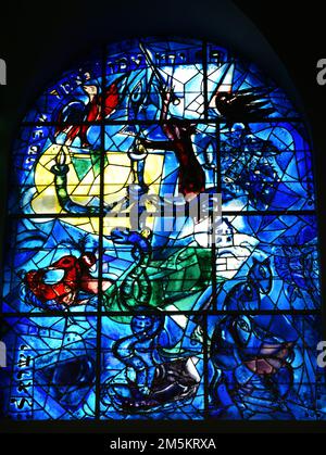 Chagall-Fenster aus Buntglas in der Abbell-Synagoge im Hadassah-Krankenhaus in Jerusalem. Stockfoto