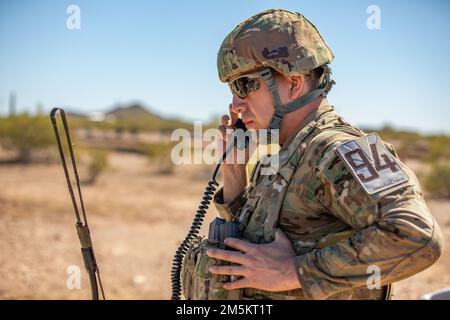 USA Army Sgt. Justin Morales von der Area Support Medical Company 996. führt während der Veranstaltung „situational Training“ (STX) Lanes im Militärreservat Florenz, in Florenz, Arizona, am 23. März 2022 einen Funkcheck durch. Soldaten sind der Eckpfeiler der AZNG-Stiftung und Ereignisse wie diese stärken unsere Soldaten und die Fundamente, die sie repräsentieren: Emotional, physisch, mental und spirituell Stockfoto