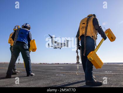 220323-N-IV962-1057 PAZIFIK (23. März 2022) – Seeleute bereiten sich darauf vor, einen MV-22 Osprey zu blockieren und zu ketten, der der Marine Medium Tiltrotor Squadron (VMM) 362 an Bord des Amphibienschiffs USS Makin Island (LHD 8), März 23. Makin Island führt Routineeinsätze in der US-3.-Flotte durch. Stockfoto