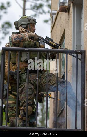 Holländische Marines mit Marinestaffel Carib, niederländisches Marine-Corps, brechen ein Gebäude während der Übung karibischer Urban-Krieger in Camp Lejeune, North Carolina, 23. März 2022. Bei der Übung handelt es sich um eine bilaterale Fortbildungsmaßnahme, die darauf abzielt, die globale Interoperabilität zwischen dem 2D. Aufklärungsbataillon, der 2D. Marine-Division und der Marine-Staffel Carib zu verbessern. Stockfoto