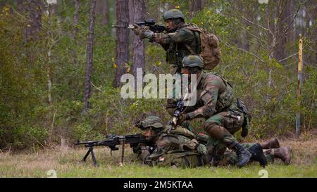 Niederländische Marines mit Marineschwader Carib, niederländisches Marinekorps, Feuer und Manöver während des Trainings karibischer Urban Warrior in Camp Lejeune, North Carolina, 23. März 2022. Bei der Übung handelt es sich um eine bilaterale Fortbildungsmaßnahme, die darauf abzielt, die globale Interoperabilität zwischen dem 2D. Aufklärungsbataillon, der 2D. Marine-Division und der Marine-Staffel Carib zu verbessern. Stockfoto