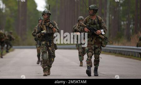 Holländische Marines mit Marinestaffel Carib, niederländisches Marine Corps, führen eine Patrouille während des Trainings karibischer Urban Warrior in Camp Lejeune, North Carolina, 23. März 2022. Bei der Übung handelt es sich um eine bilaterale Fortbildungsmaßnahme, die darauf abzielt, die globale Interoperabilität zwischen dem 2D. Aufklärungsbataillon, der 2D. Marine-Division und der Marine-Staffel Carib zu verbessern. Stockfoto