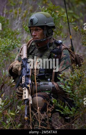 Ein niederländischer Marine mit Marineschwader Carib, niederländisches Marinekorps, stellt die Sicherheit während der Übung karibischer Urban Warrior in Camp Lejeune, North Carolina, am 23. März 2022 ein. Bei der Übung handelt es sich um eine bilaterale Fortbildungsmaßnahme, die darauf abzielt, die globale Interoperabilität zwischen dem 2D. Aufklärungsbataillon, der 2D. Marine-Division und der Marine-Staffel Carib zu verbessern. Stockfoto
