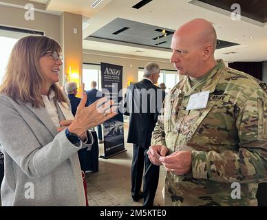 220323-N-PC620-0001 OXON HILL, MD — Joint Task Force Civil Support Chief of Staff Oberst Christopher Caldwell, rechts, spricht mit einem Industriepartner über die Verteidigungsunterstützung für zivile Behörden während des Joint Civil and DoD CBRN Symposium des Defense Strategies Institute am National Harbor in Maryland, 23. März 2022. Auf dem 10. Jährlichen Gemeinsamen CBRN-Symposium des DSI für zivile und DoD kamen Experten aller Regierungs- und Militärebenen zusammen, um ihre Rolle bei der Verhinderung des Erwerbs, der Verbreitung und der Reaktion auf den Einsatz chemischer, biologischer, radiologischer und nuklearer Waffen zu erörtern. JTF-C Stockfoto