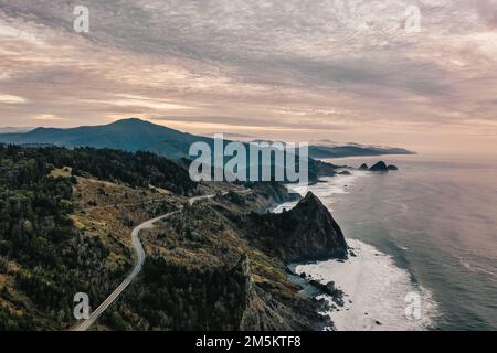 Highway 101 an der Südküste von Oregon im Winter. Stockfoto