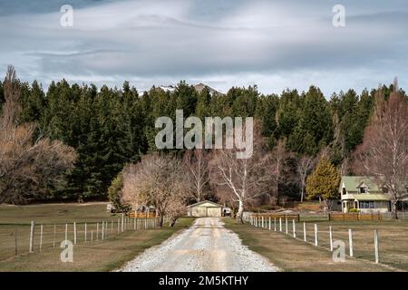 Malerischer Blick auf den Lake Tekapo am Ostufer. Wunderschöne Aussicht auf der Lilybank Road vom Lake Tekapo Park in Richtung Motuariki Aussichtspunkt. Stockfoto