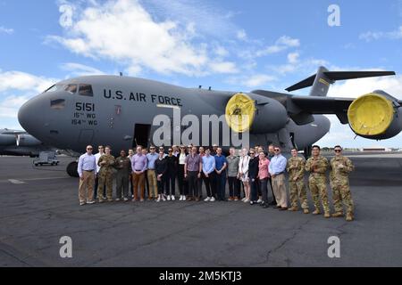 Studenten des Massachusetts Institute of Technology Security Studies Program besichtigen eine statische Ausstellung C-17 Globemaster III auf der Joint Base Pearl Harbor-Hickam, Hawaii, 23. März 2022. Die Studenten trafen sich mit den Besatzungsmitgliedern der Air Force, um mehr über die Mission des Flugzeugs und die Flugzeuge zu erfahren, die es braucht, um die Mission zu erfüllen. Stockfoto