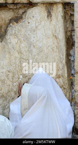 Jüdische Männer beten an der Klagemauer / Westmauer im jüdischen Viertel in der Altstadt von Jerusalem, Israel. Stockfoto