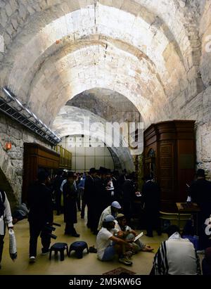 Jüdische Männer beten an der Klagemauer / Westmauer im jüdischen Viertel in der Altstadt von Jerusalem, Israel. Stockfoto