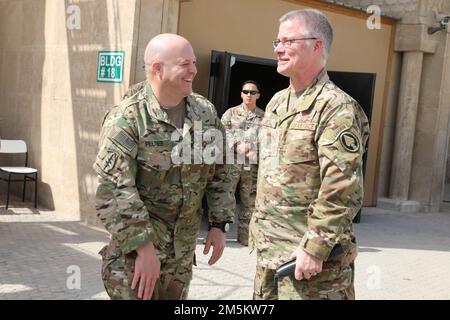 Brigg. General Isaac Peltier, der kommandierende General der Joint Task Force für Sondereinsätze – Levant, und Chief Master Sgt. Gregory Smith, der ranghöchste Anführer der USA Sondereinsatzkommando, führen Sie ein Gespräch während eines Besuchs wichtiger Führer der USSOCOM zur Operationsbasis der Union III in Bagdad, Irak, am 23. März 2022. Wichtige Führungskräfte aus den USA Das Sondereinsatzkommando hat die Basis besucht, um die fortgesetzte Unterstützung der USSOCOM für den Aufbau regionaler Sicherheit und Stabilität und die dauerhafte Niederlage von Daesh und die damit zusammenhängenden Missionen zu erörtern. Der Besuch war Teil einer mehrtägigen Reise durch die USA Cent Stockfoto