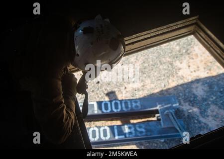 USA Savon Wyant, ein Crewchef aus Denver, Colorado, beobachtet einen externen Aufzug an Bord eines CH-53E Super-Hengstes, der der Marine Aviation Weapons and Tactics Squadron One (MAWTS-1) zugewiesen wurde, während des Waffen- und Taktiklehrers (WTI) Kurs 2-22, Near Chocolate Mountain Aerial Gunnery Range, Kalifornien, 23. März 2022. WTI ist eine siebenwöchige Schulungsveranstaltung, die von MAWTS-1 veranstaltet wird und standardisierte taktische Schulungen und Zertifizierungen von Ausbildungslehrern für Einheiten zur Unterstützung der Ausbildung und Bereitschaft in der Seefischfahrt bietet und bei der Entwicklung und dem Einsatz von Flugwaffen und hilft Stockfoto