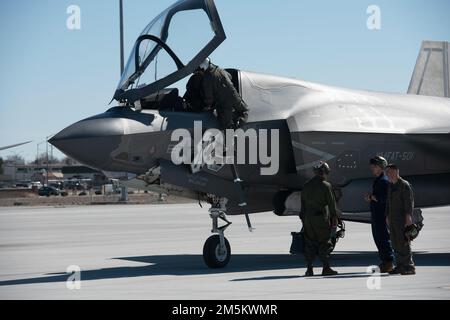 EIN US-AMERIKANISCHER Marine Corps-Pilot, dem Marine Fighter Attack Training Squadron (VMFAT) 501 zugewiesen, klettert von einem F-35B Lightning II Kampfflugzeug, am Mountain Home Air Force Base, Idaho, 22. März 2022. Die VMFAT-501 sind hier, um den Einsatz für die Ausbildung 1-22 durchzuführen, um Flugschülerpiloten zu trainieren, um in der Luftunterstützung und Sprengstoffabwurf für ihre zukünftige F-35B-Flotte gut zu sein. Stockfoto